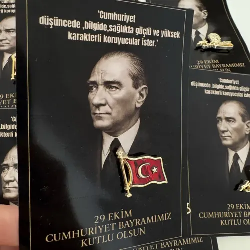 Atatürk portreli 29 Ekim kartlarıyla bayrak rozetler