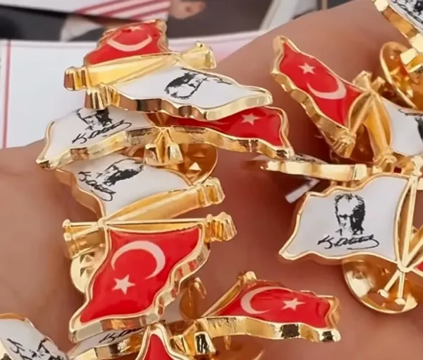 Avuç içinde Türk bayrağı ve Atatürk flamalı çift rozetler