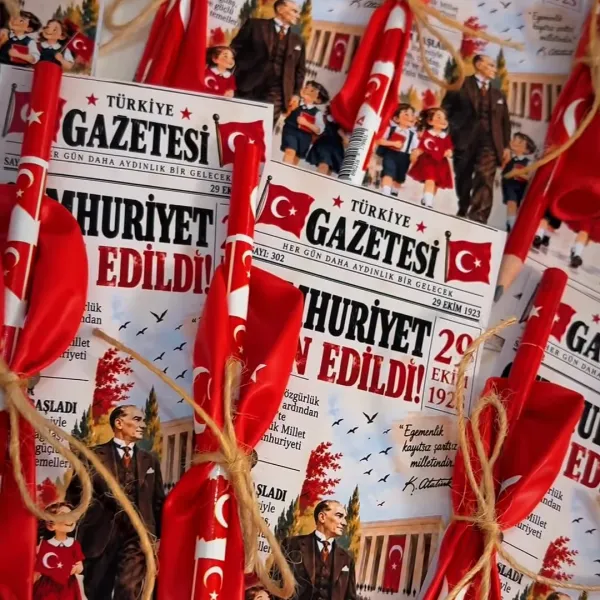“Cumhuriyet İlan Edildi!” gazete kartı, ay-yıldızlı kalem ve kırmızı balondan oluşan 29 Ekim setleri