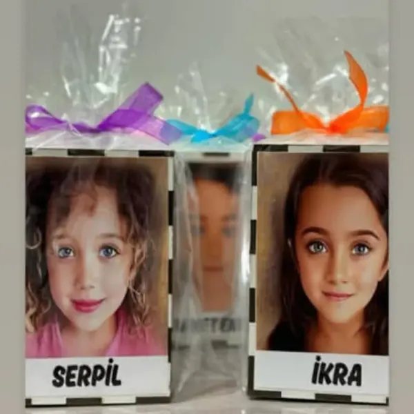 Çocukların fotoğrafı ve adıyla hazırlanmış kumbaralar